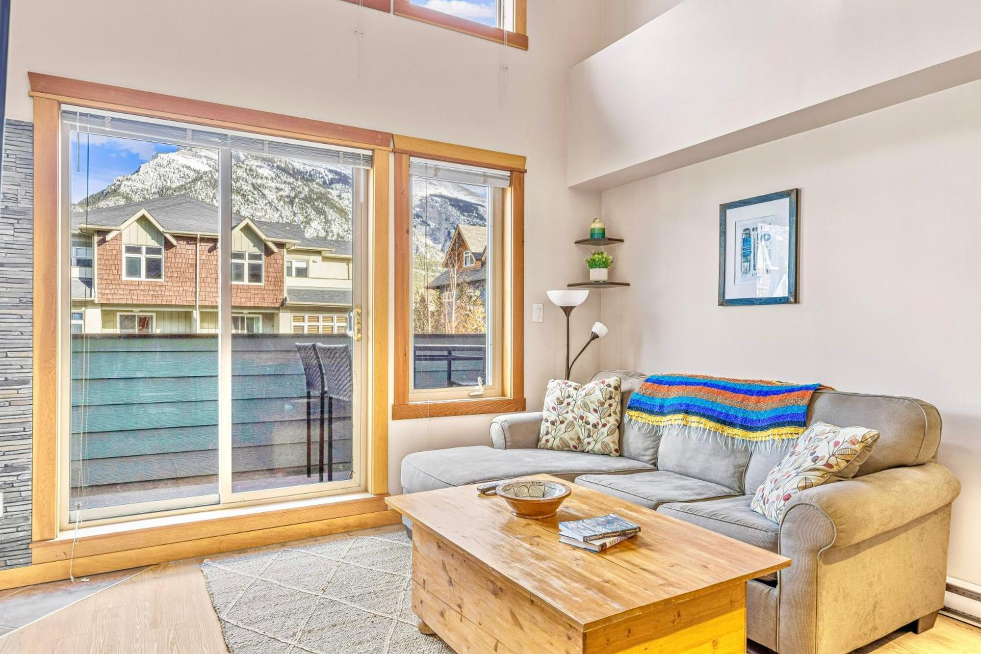 Mountain View Loft Heated Outdoor Pool Canmore