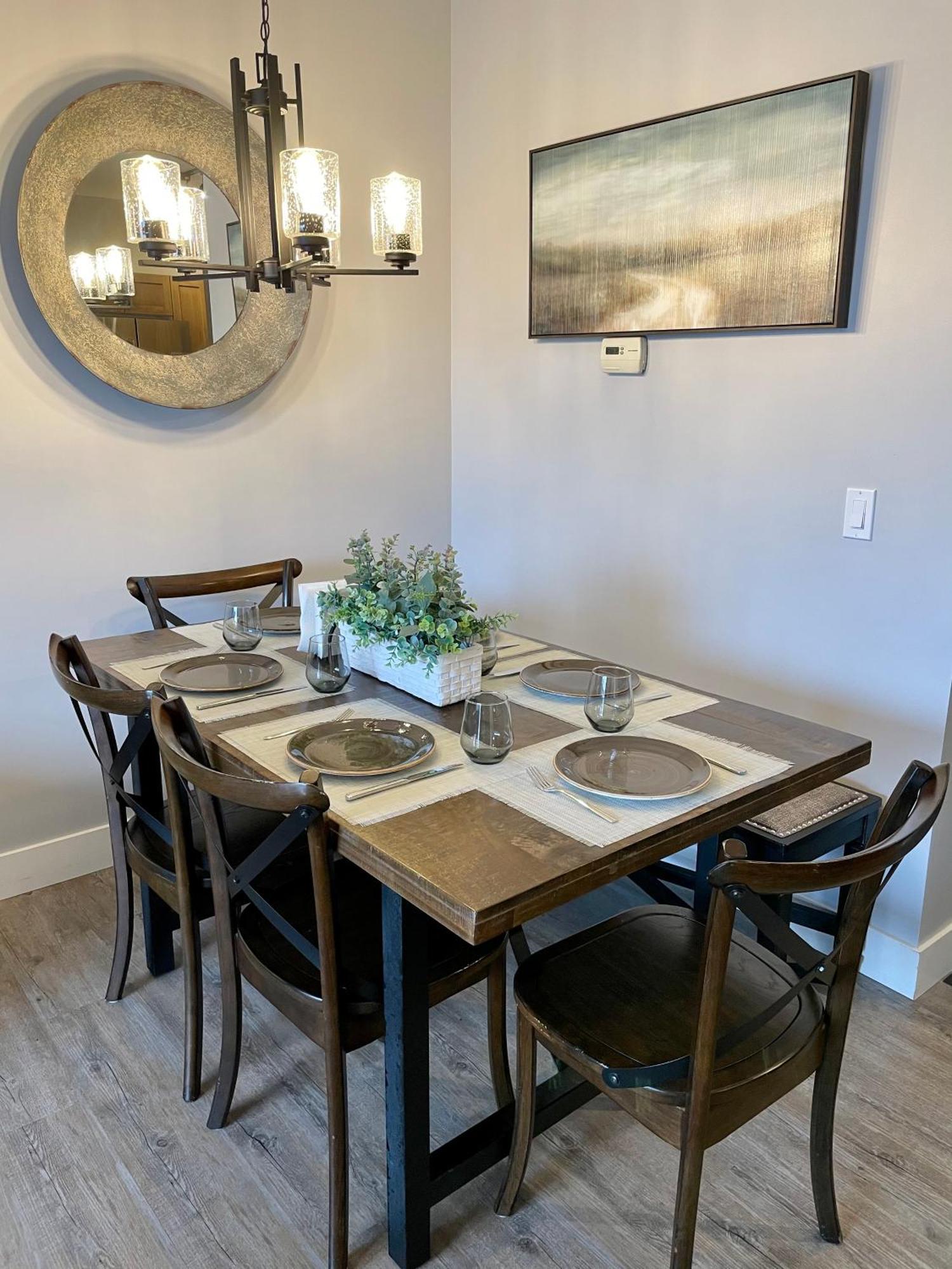 Apartment Family Friendly 2br/2ba - Views & Location!! *