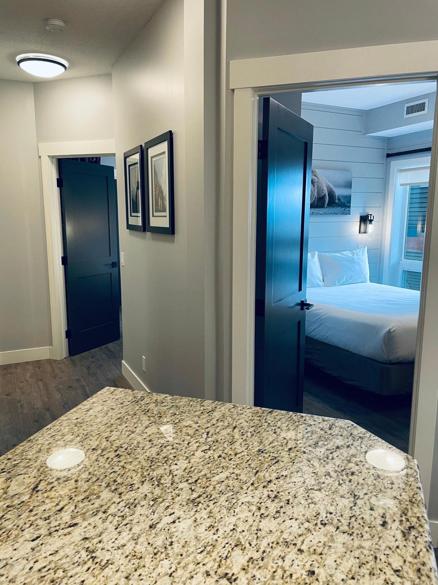 Apartment Family Friendly 2br/2ba - Views & Location!!