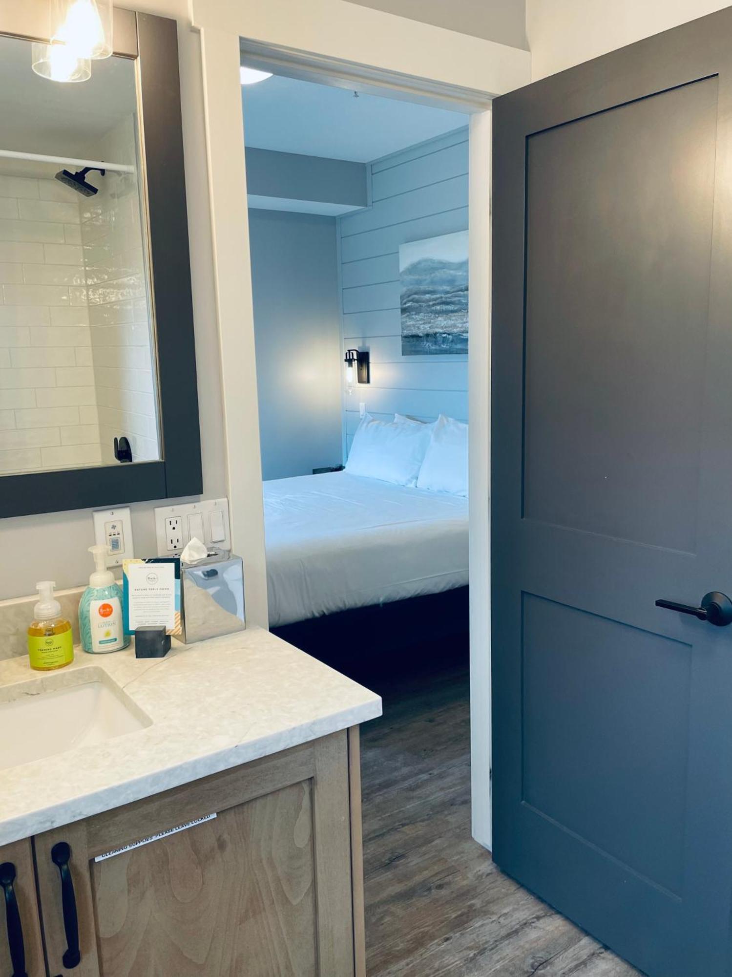 Family Friendly 2br/2ba - Views & Location!! Apartment