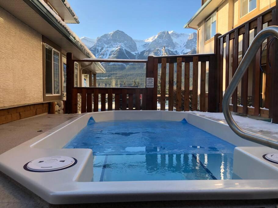 Apartment B211 Mtn View Ground Floor Town House- 2bd, Sleeps 8, Hot Tub, Free Parking, Close To Banff *