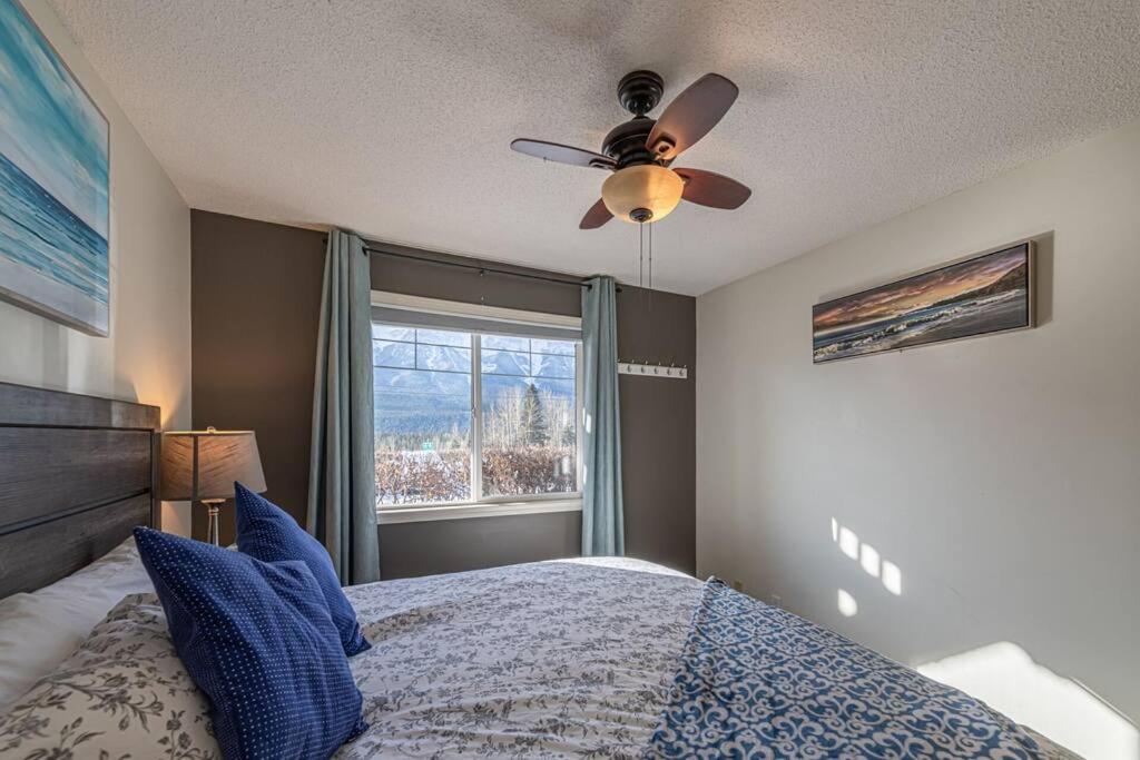 B211 Mtn View Ground Floor Town House- 2bd, Sleeps 8, Hot Tub, Free Parking, Close To Banff Apartment *