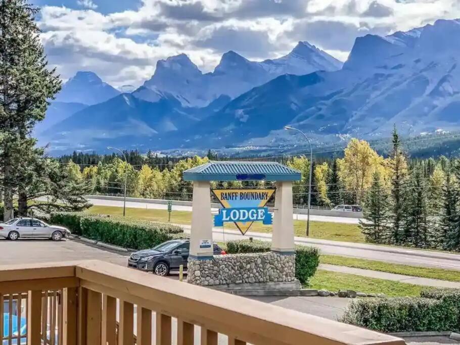 B211 Mtn View Ground Floor Town House- 2bd, Sleeps 8, Hot Tub, Free Parking, Close To Banff Apartment Canmore