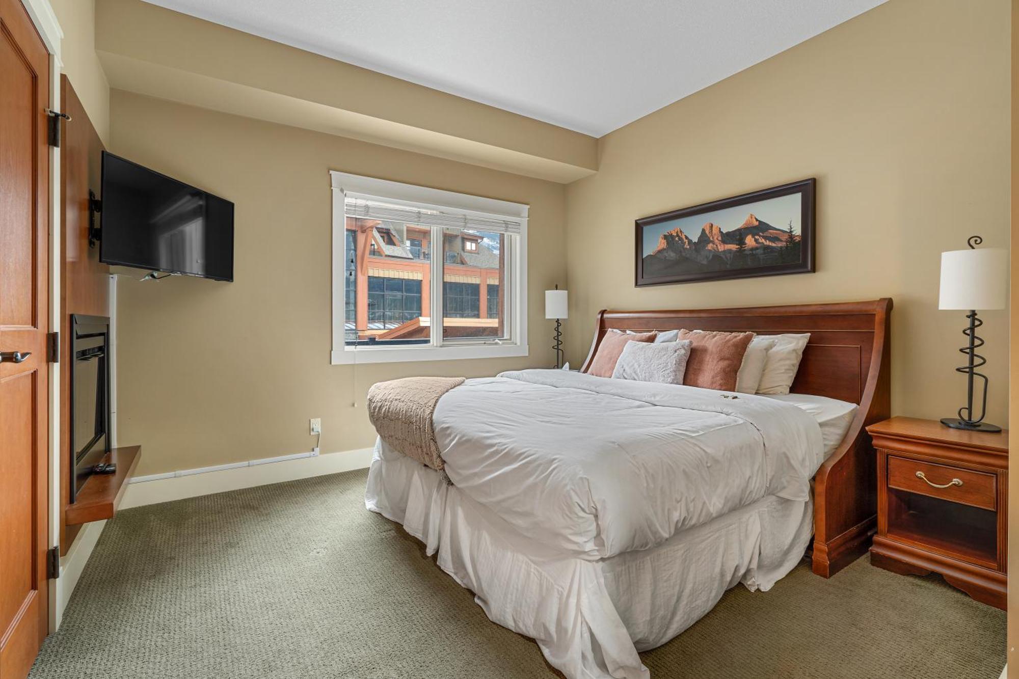 Adventurer's Escape~ Mountain Luxury Apartment Canmore