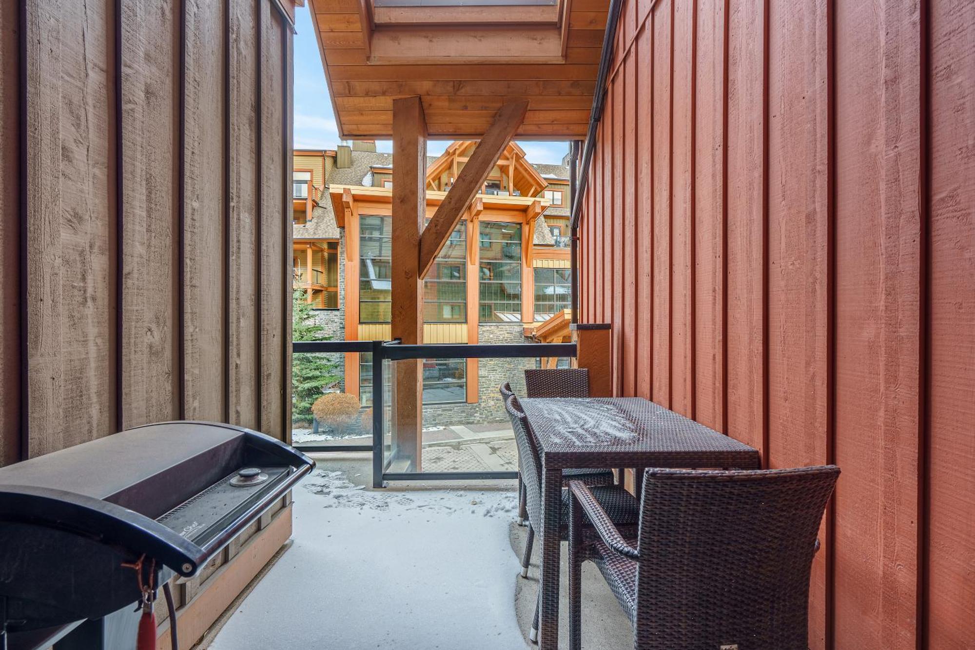 Adventurer's Escape~ Mountain Luxury Apartment Canmore
