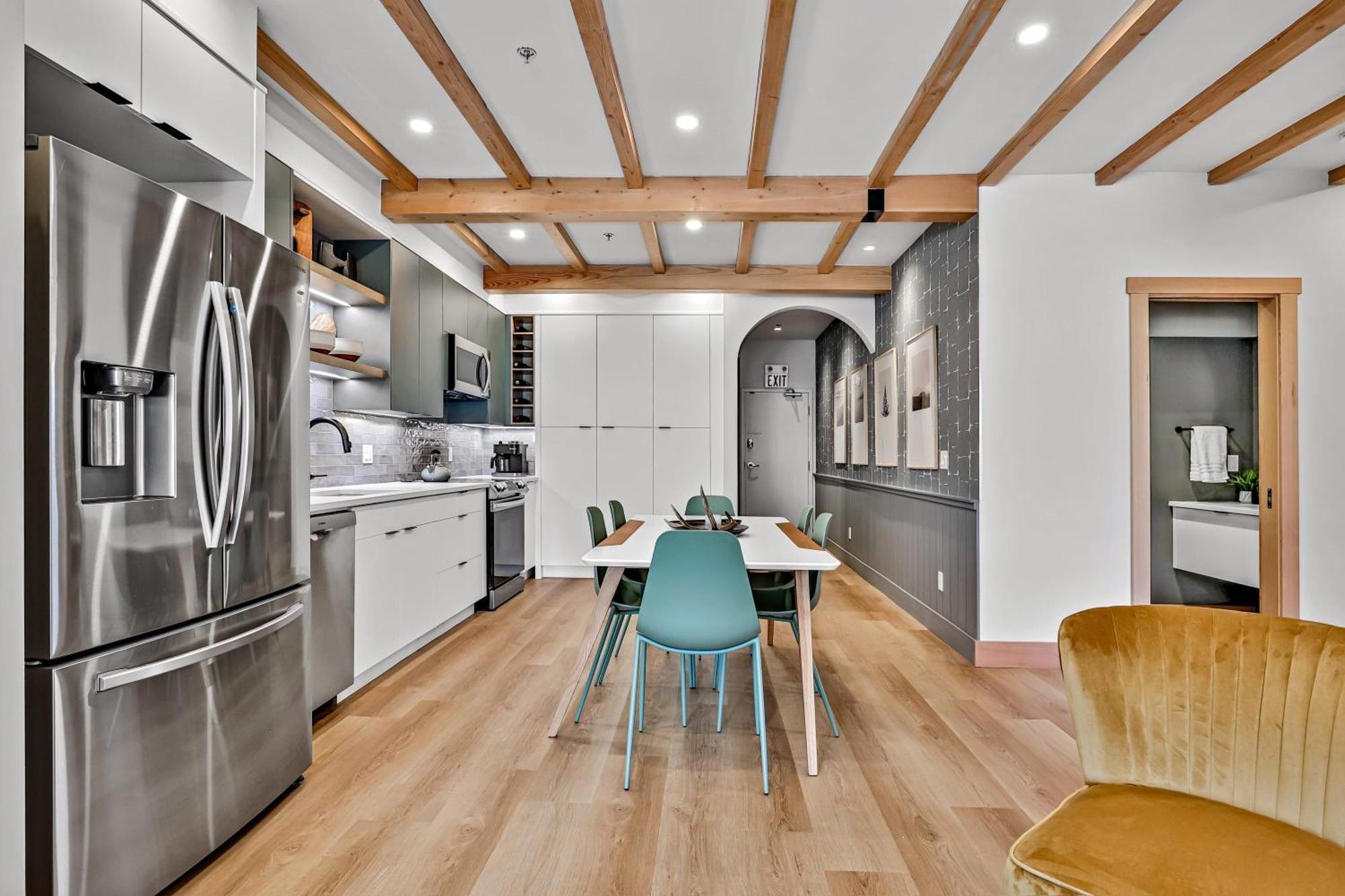 Ravens Crest - Stunning Views Perfectly Located On Main Street * Canmore