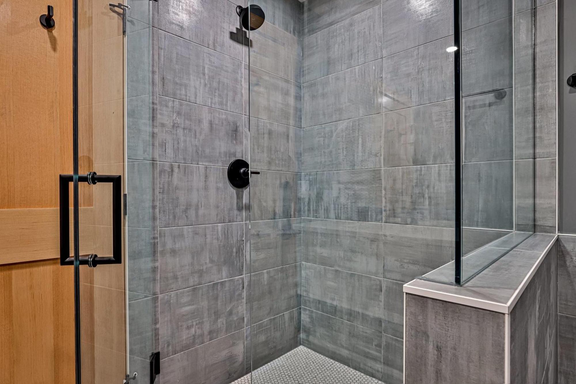 Ravens Crest - Stunning Views Perfectly Located On Main Street Apartment