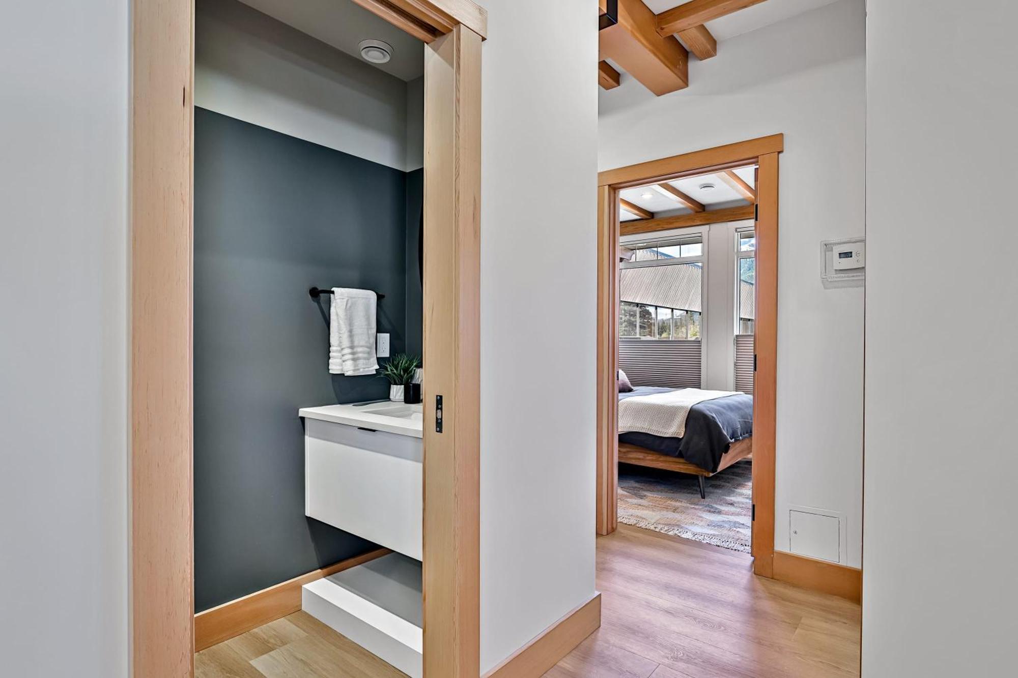 Ravens Crest - Stunning Views Perfectly Located On Main Street *