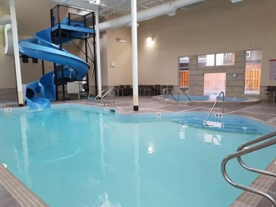 Stunning Mountain Views - Pool&hottub - King Bed - Bbq * Canmore