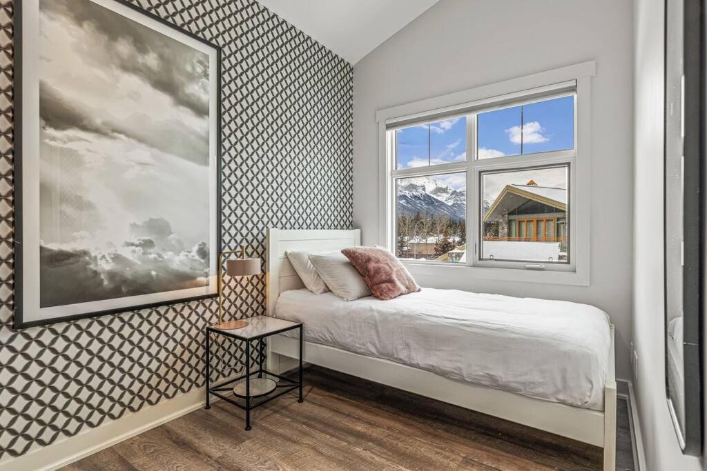 Mountain Vista Escape Downtown Canmore