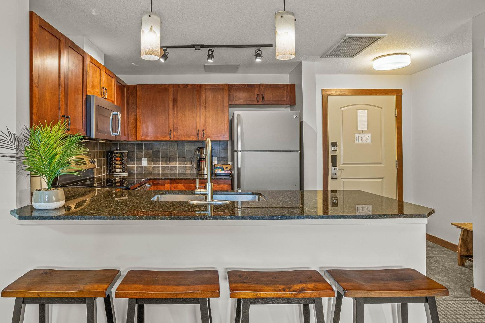 Splendid 1 Bdrm Mountain Condo! Hot Tub! Managed By Little Sister Getaways Apartment Canmore