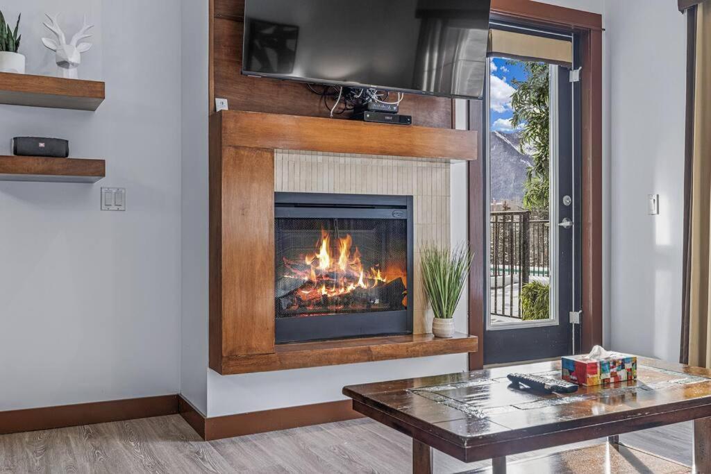 S105 Stay- Hot Tub, Stream Rm, Gym, Parking Mtn Retreat Apartment