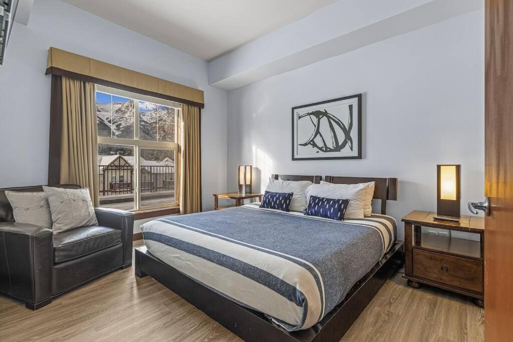 S105 Stay- Hot Tub, Stream Rm, Gym, Parking Mtn Retreat Apartment Canmore