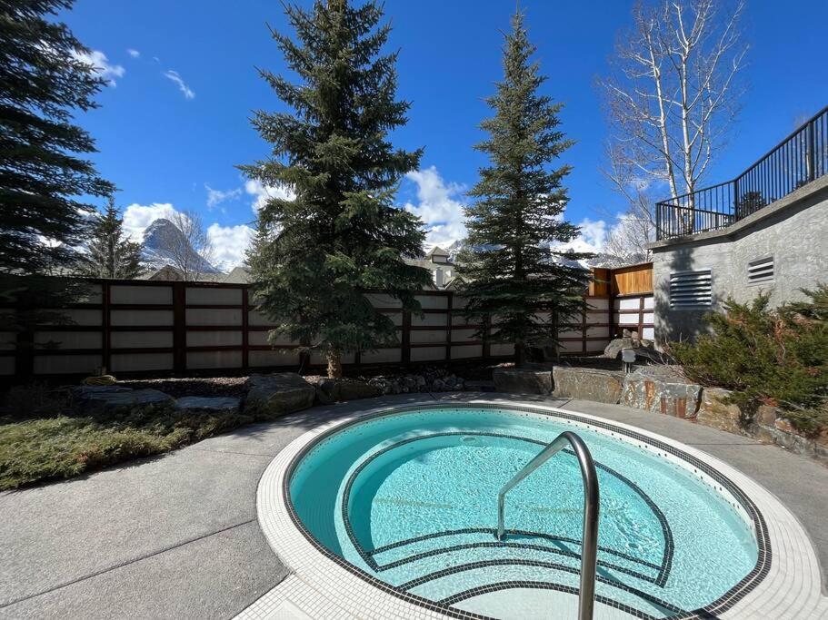 Apartment S105 Stay- Hot Tub, Stream Rm, Gym, Parking Mtn Retreat