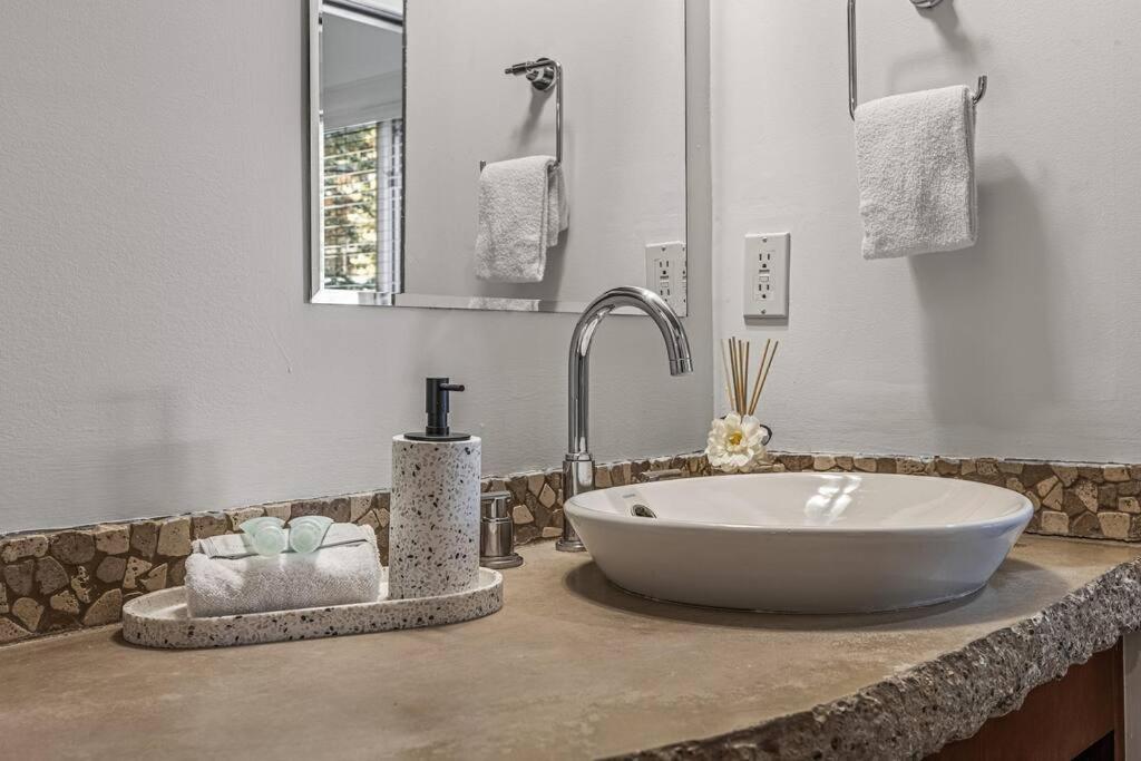 L109 World Class Solara - Hot Tub, Pool, Gym, Aircon, Free Parking & Netflix Apartment Canmore