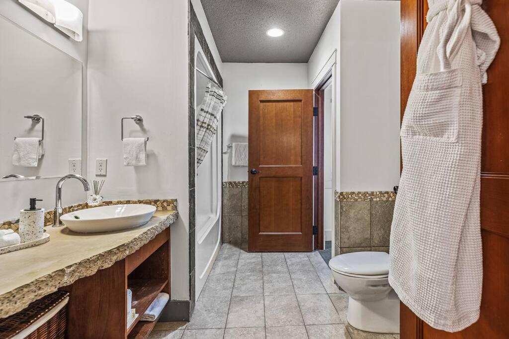 Apartment L109 World Class Solara - Hot Tub, Pool, Gym, Aircon, Free Parking & Netflix Canmore