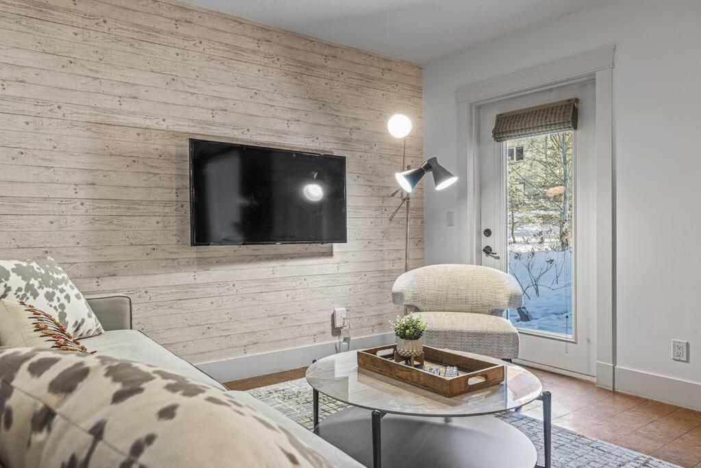 L109 World Class Solara - Hot Tub, Pool, Gym, Aircon, Free Parking & Netflix Apartment *