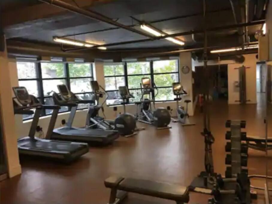 L109 World Class Solara - Hot Tub, Pool, Gym, Aircon, Free Parking & Netflix Apartment *