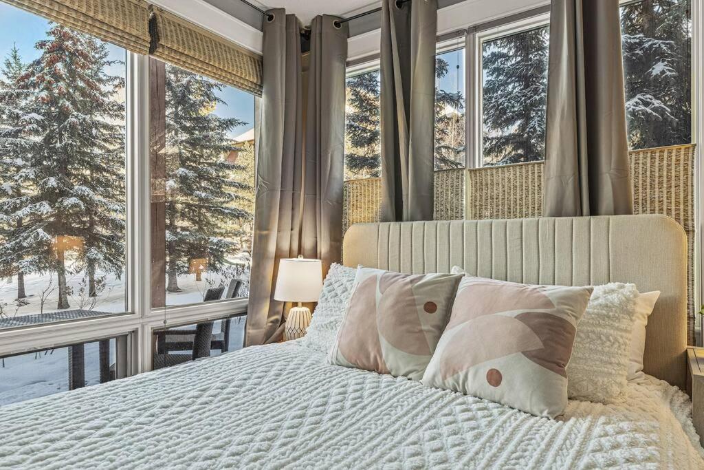 L109 World Class Solara - Hot Tub, Pool, Gym, Aircon, Free Parking & Netflix Canmore