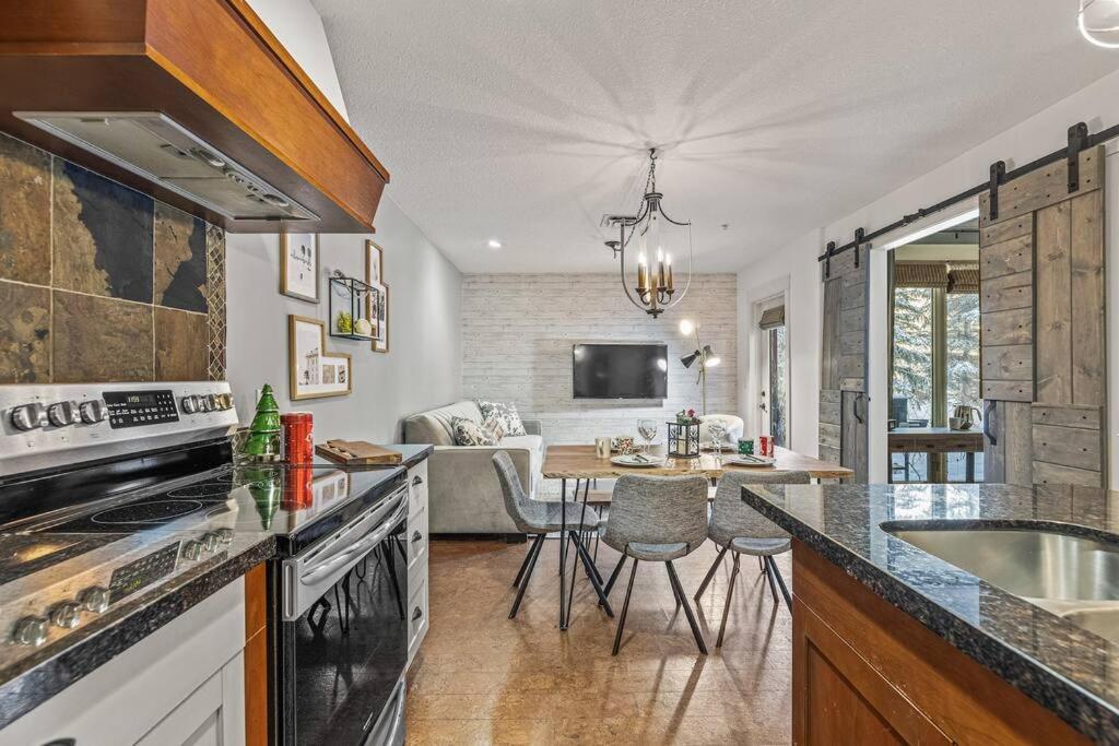 Apartment L109 World Class Solara - Hot Tub, Pool, Gym, Aircon, Free Parking & Netflix Canmore