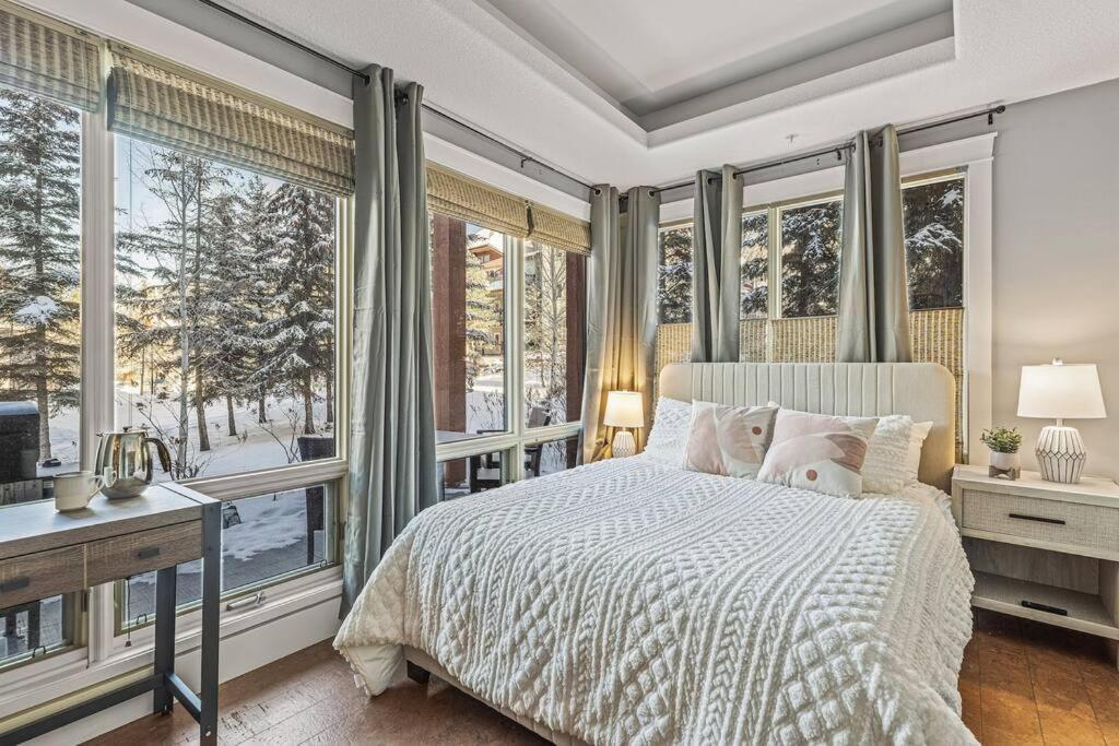 L109 World Class Solara - Hot Tub, Pool, Gym, Aircon, Free Parking & Netflix Canmore