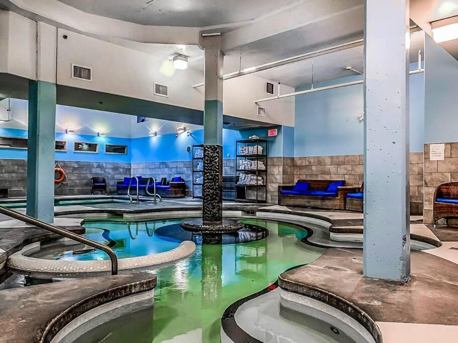 L109 World Class Solara - Hot Tub, Pool, Gym, Aircon, Free Parking & Netflix Apartment