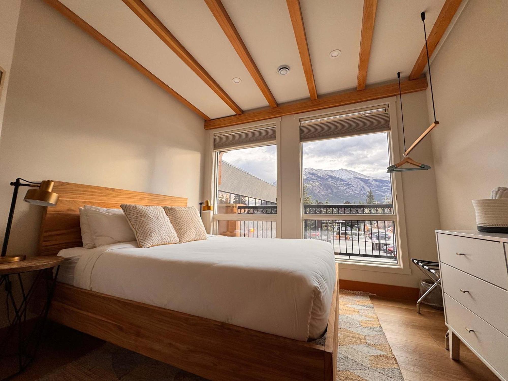 Ravens Crest - Stunning Views Perfectly Located On Main Street