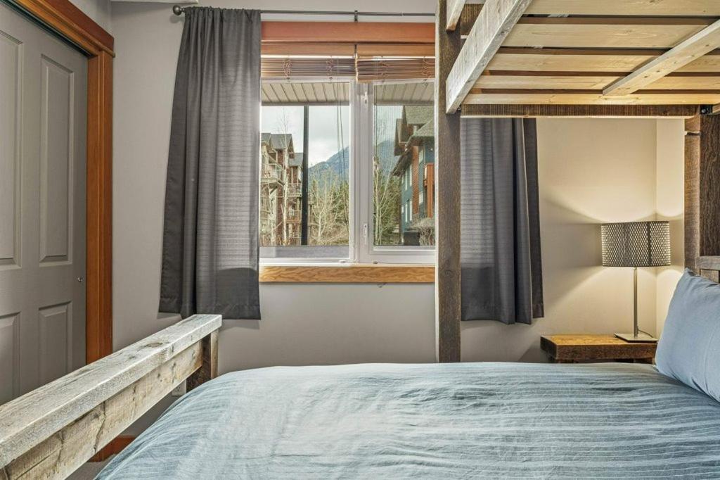 Pines & Peaks 2 Bedroom Mountain Retreat Canmore