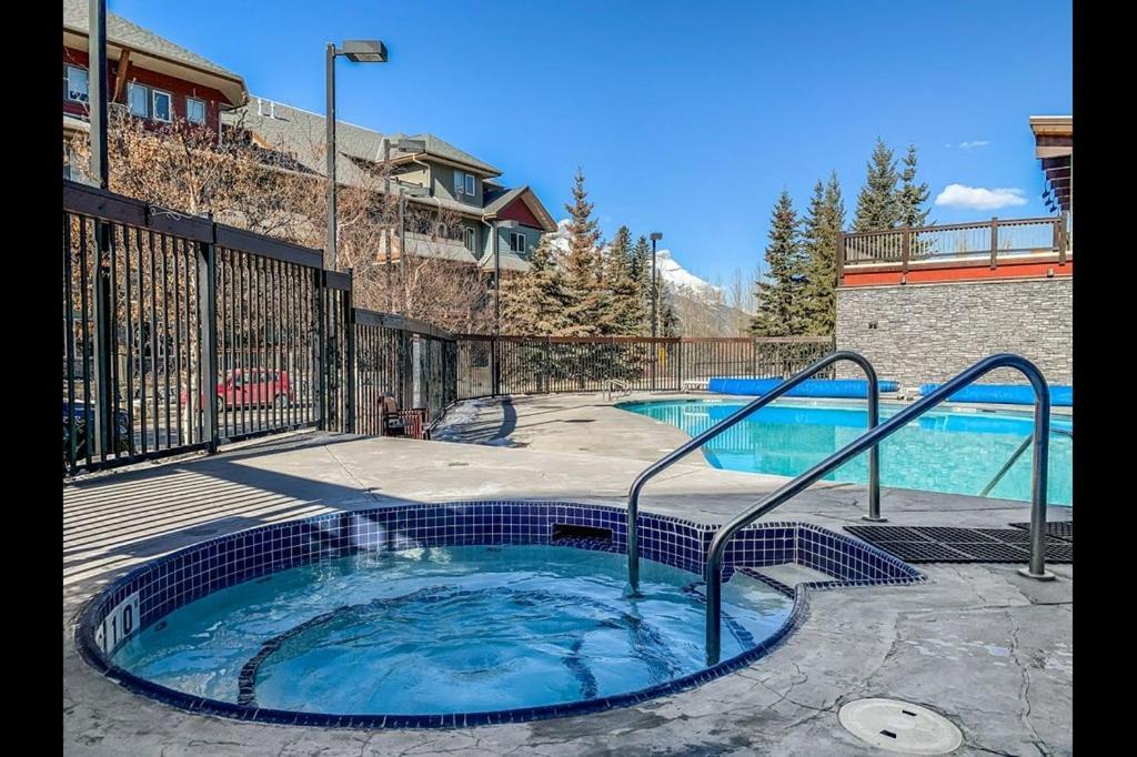 Pines & Peaks 2 Bedroom Mountain Retreat *