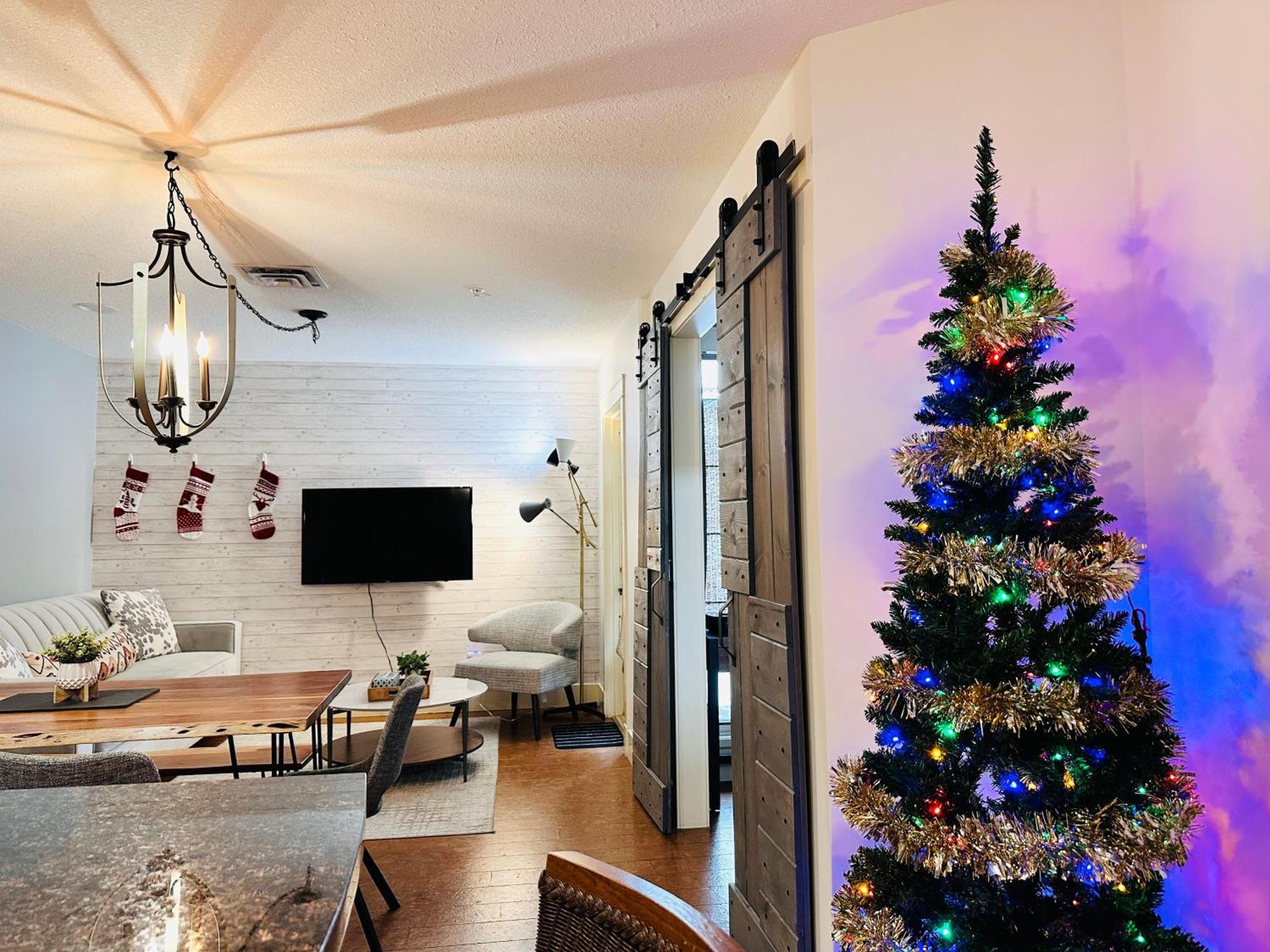 L109 World Class Solara - Hot Tub, Pool, Gym, Aircon, Free Parking & Netflix Apartment *