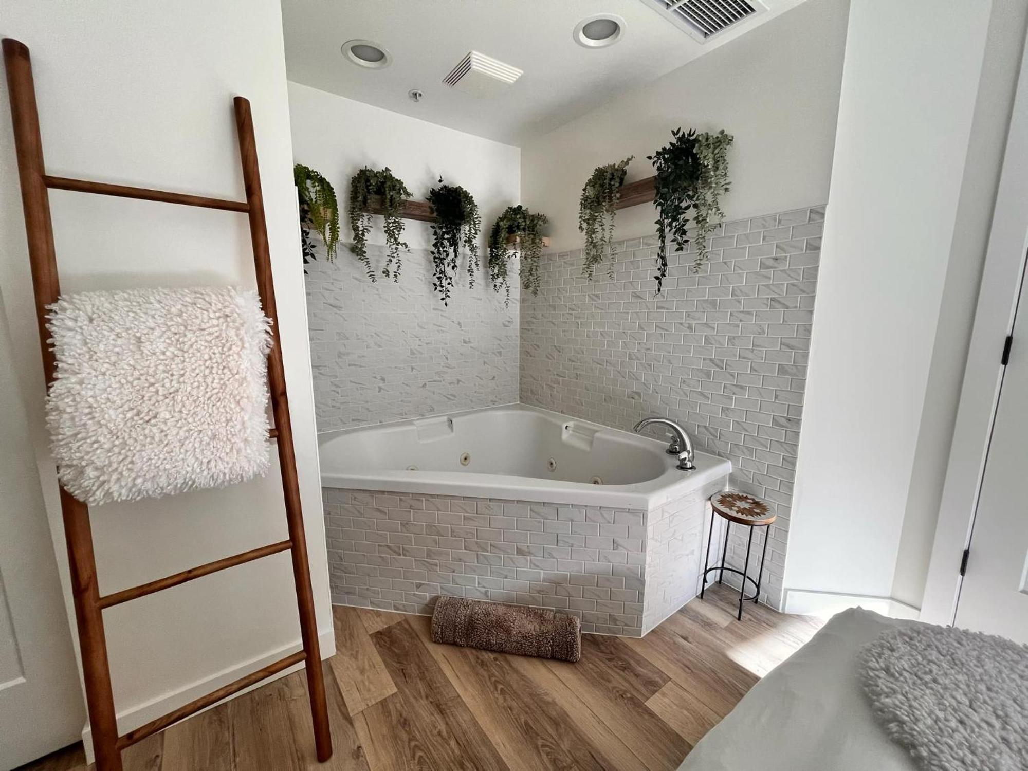 Apartment Three Peaks Getaway Jacuzzi - Sleeps 4 Canmore