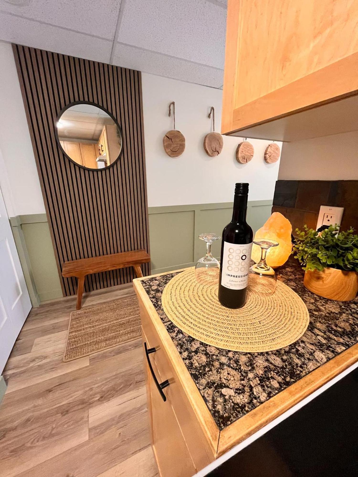 Apartment Three Peaks Getaway Jacuzzi - Sleeps 4 Canmore