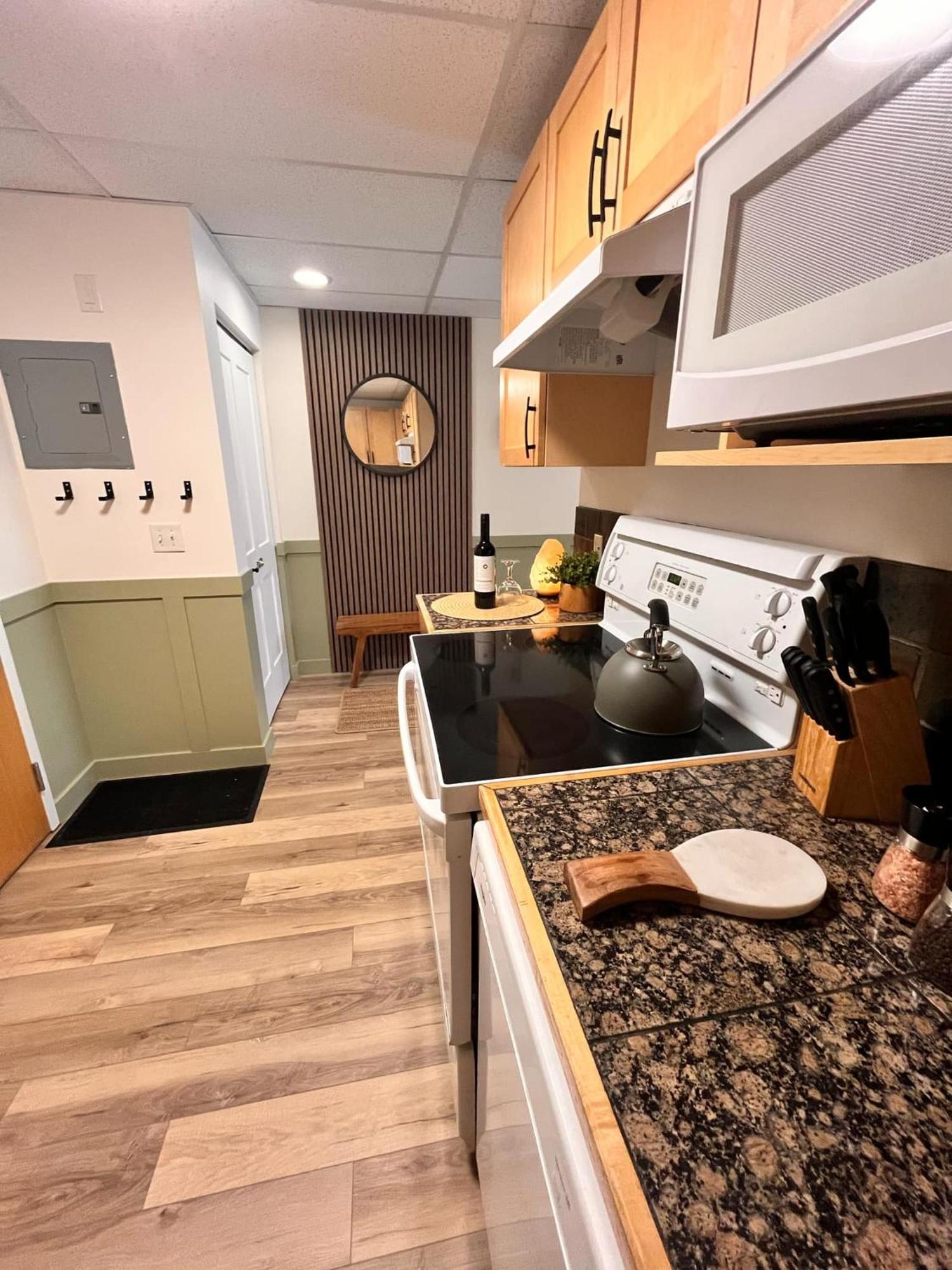 Three Peaks Getaway Jacuzzi - Sleeps 4 *