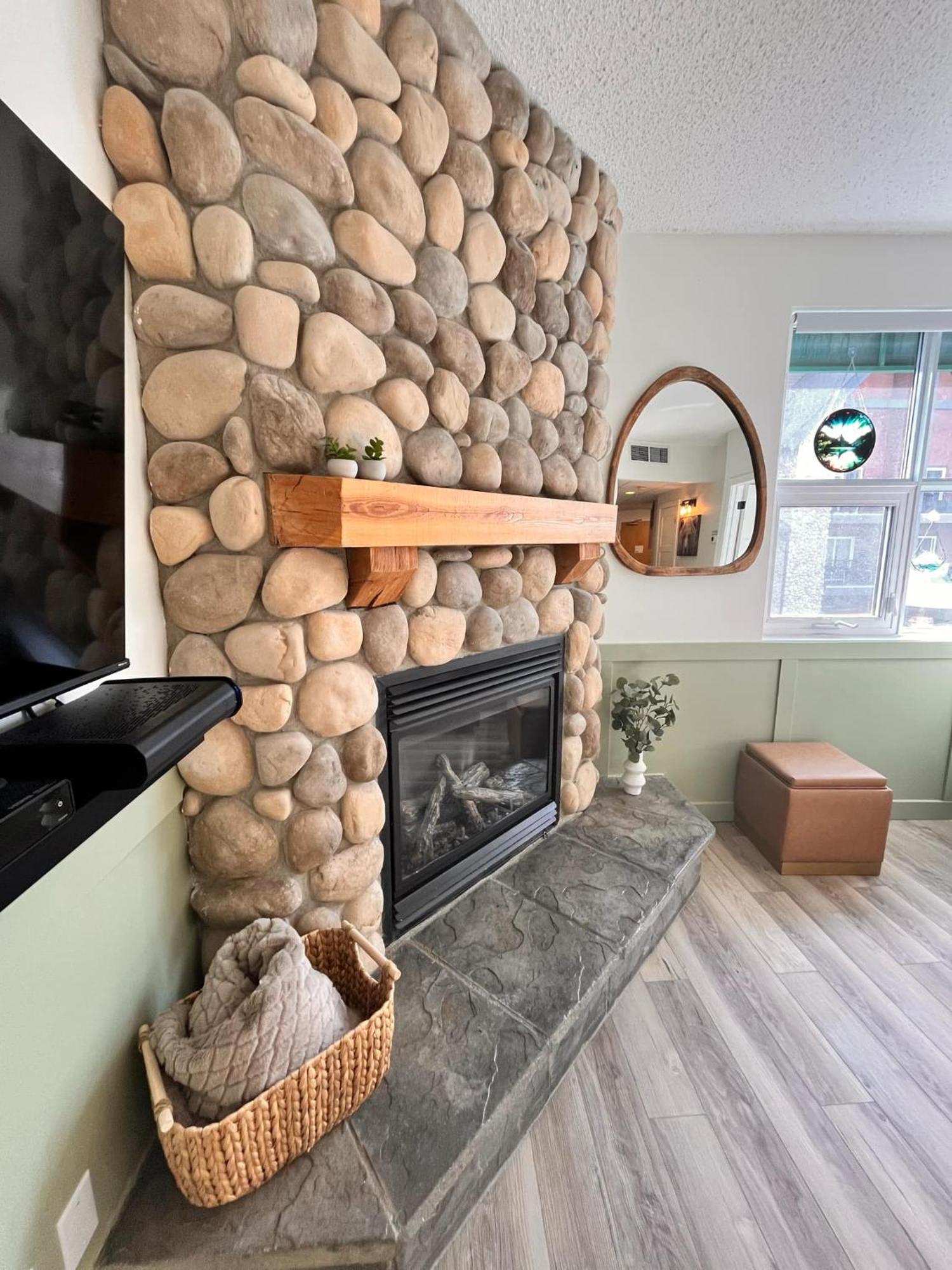Apartment Three Peaks Getaway Jacuzzi - Sleeps 4