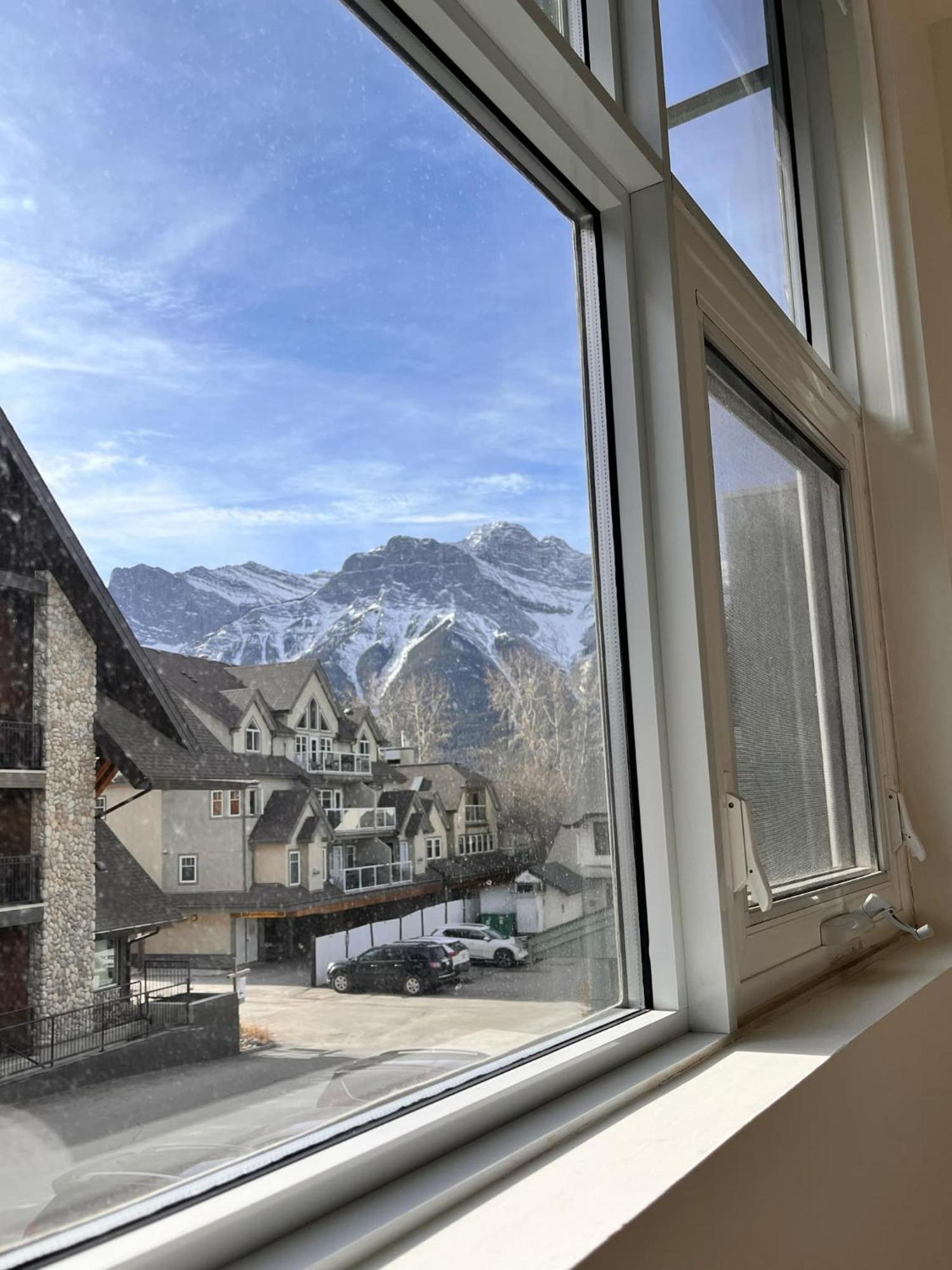 Apartment Three Peaks Getaway Jacuzzi - Sleeps 4 Canmore