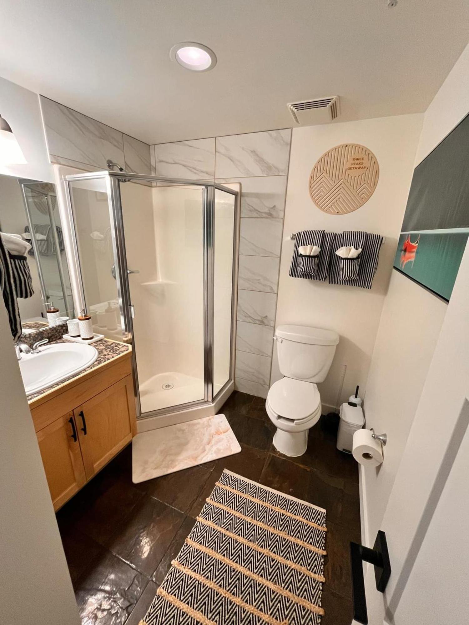 Three Peaks Getaway Jacuzzi - Sleeps 4 Canmore