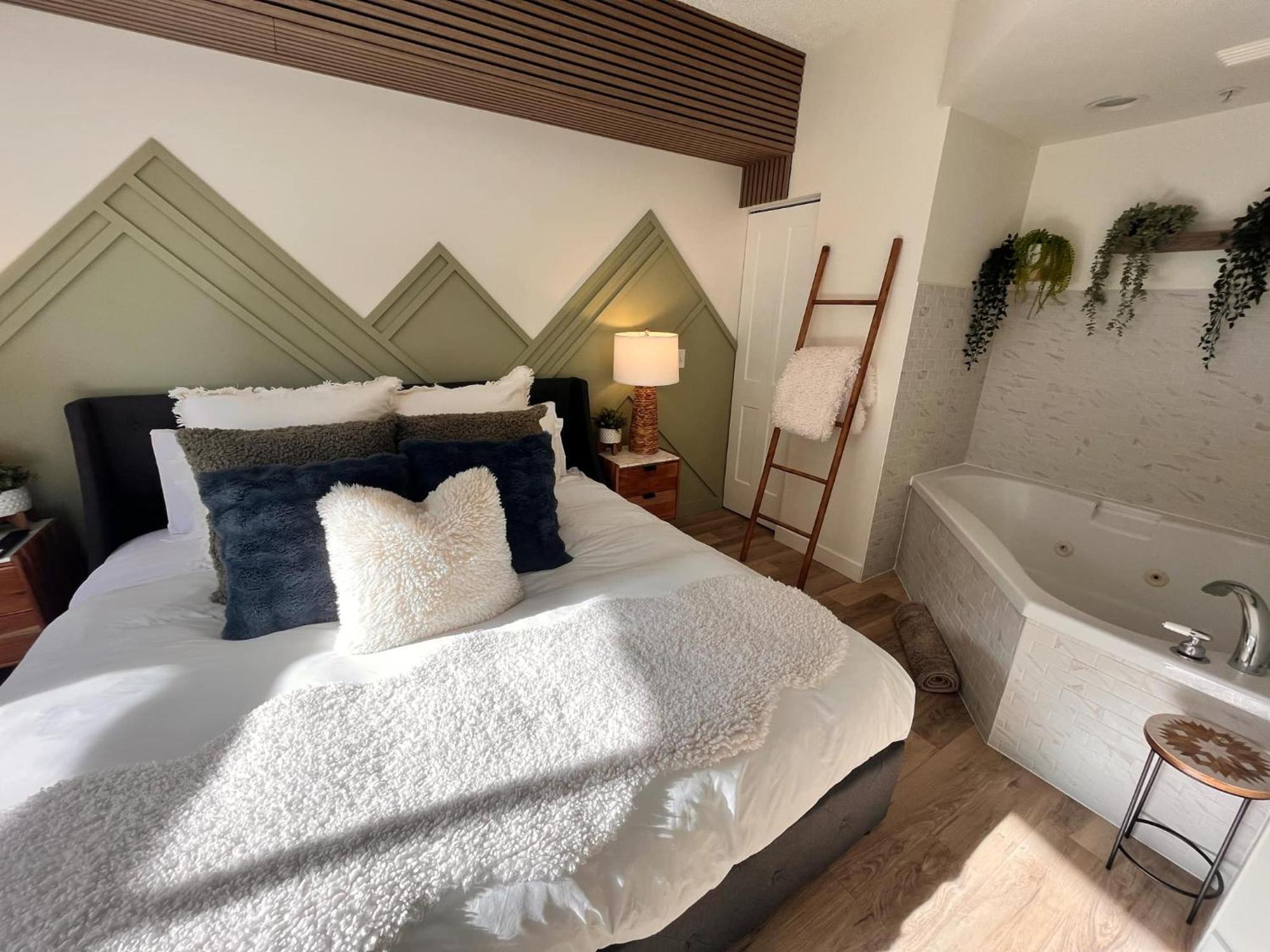 Three Peaks Getaway Jacuzzi - Sleeps 4 Canmore