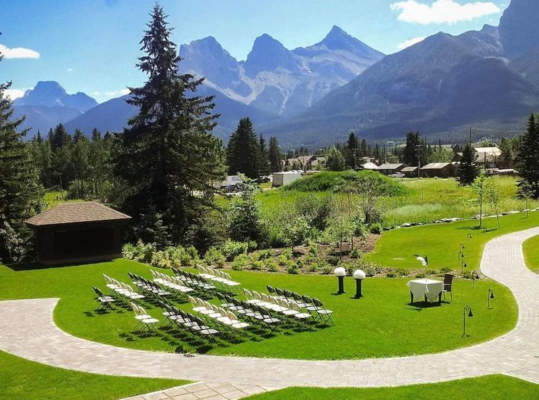 Cozy With Mt View Hot Tub And Pool Canmore