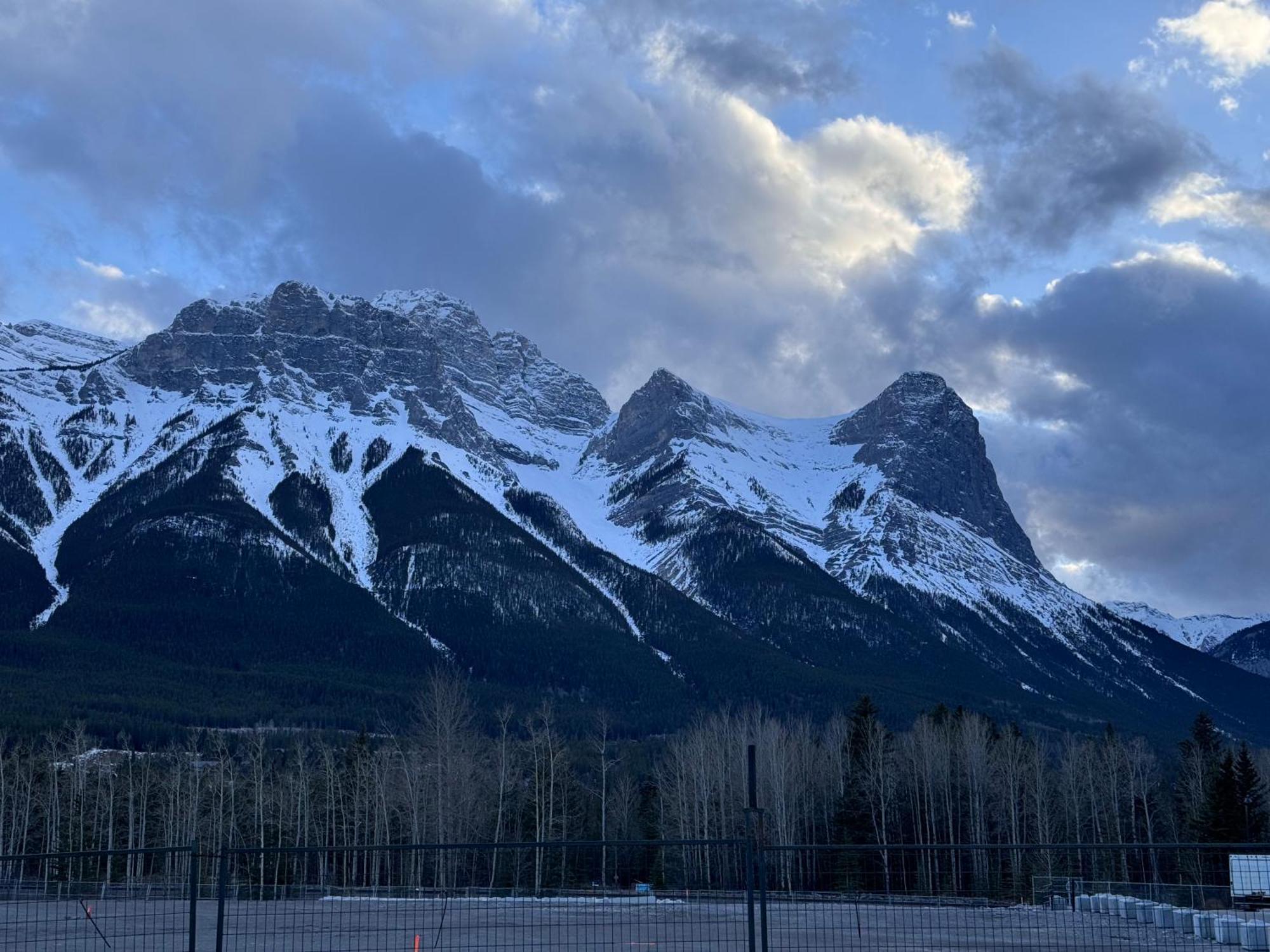 Cozy With Mt View Hot Tub And Pool Canmore