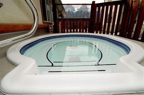 Banff Boundary Lodge *