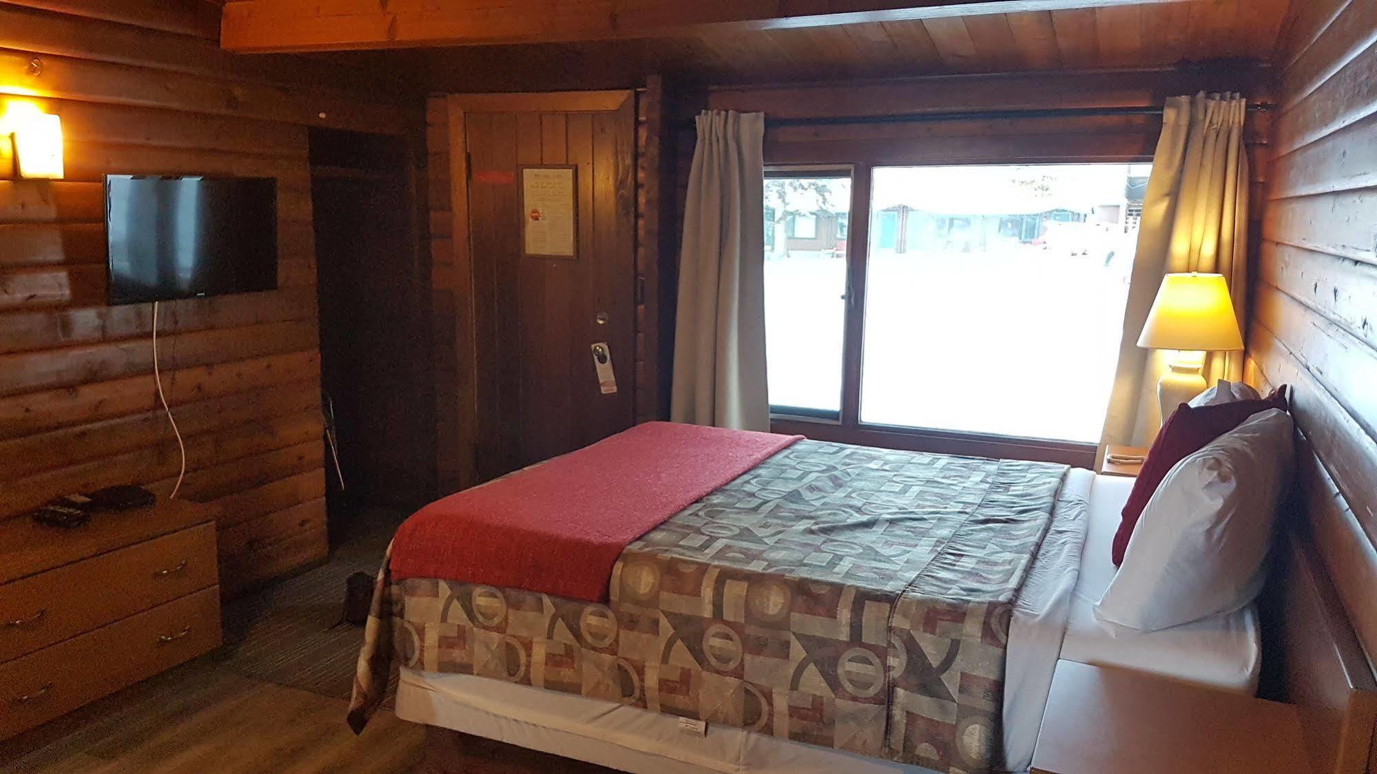 Rundle Mountain Lodge *