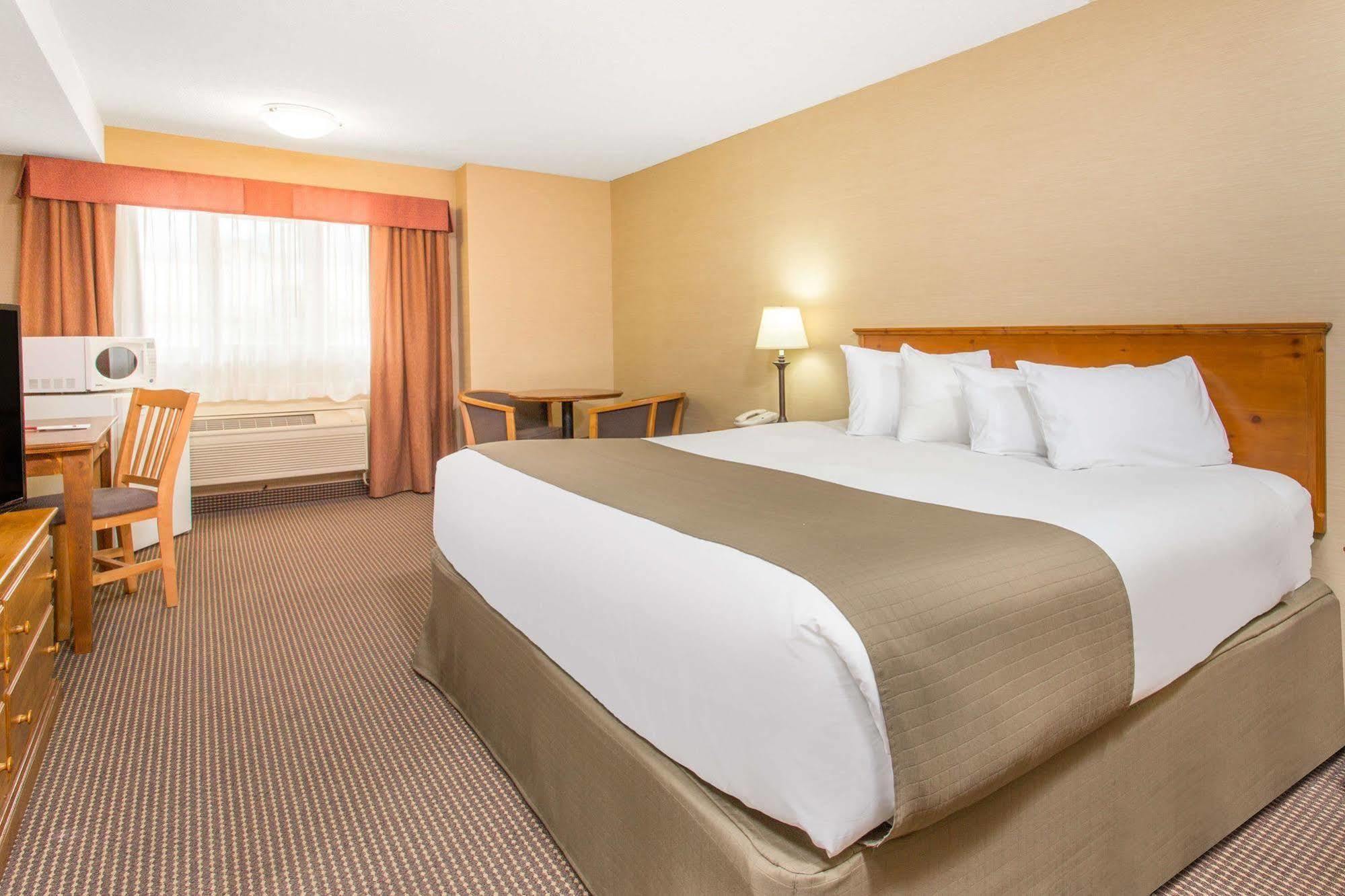 Hotel & Canmore