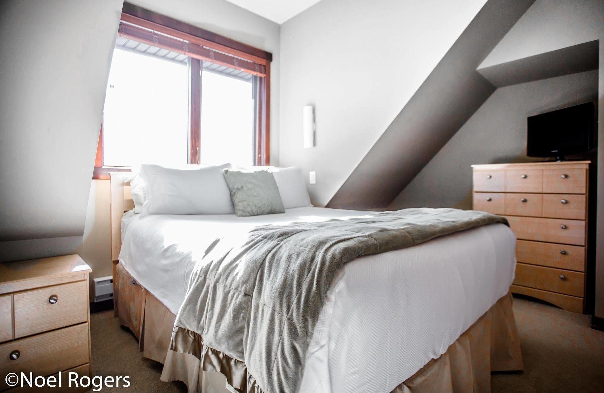 Bookcanmore Hotel 4*