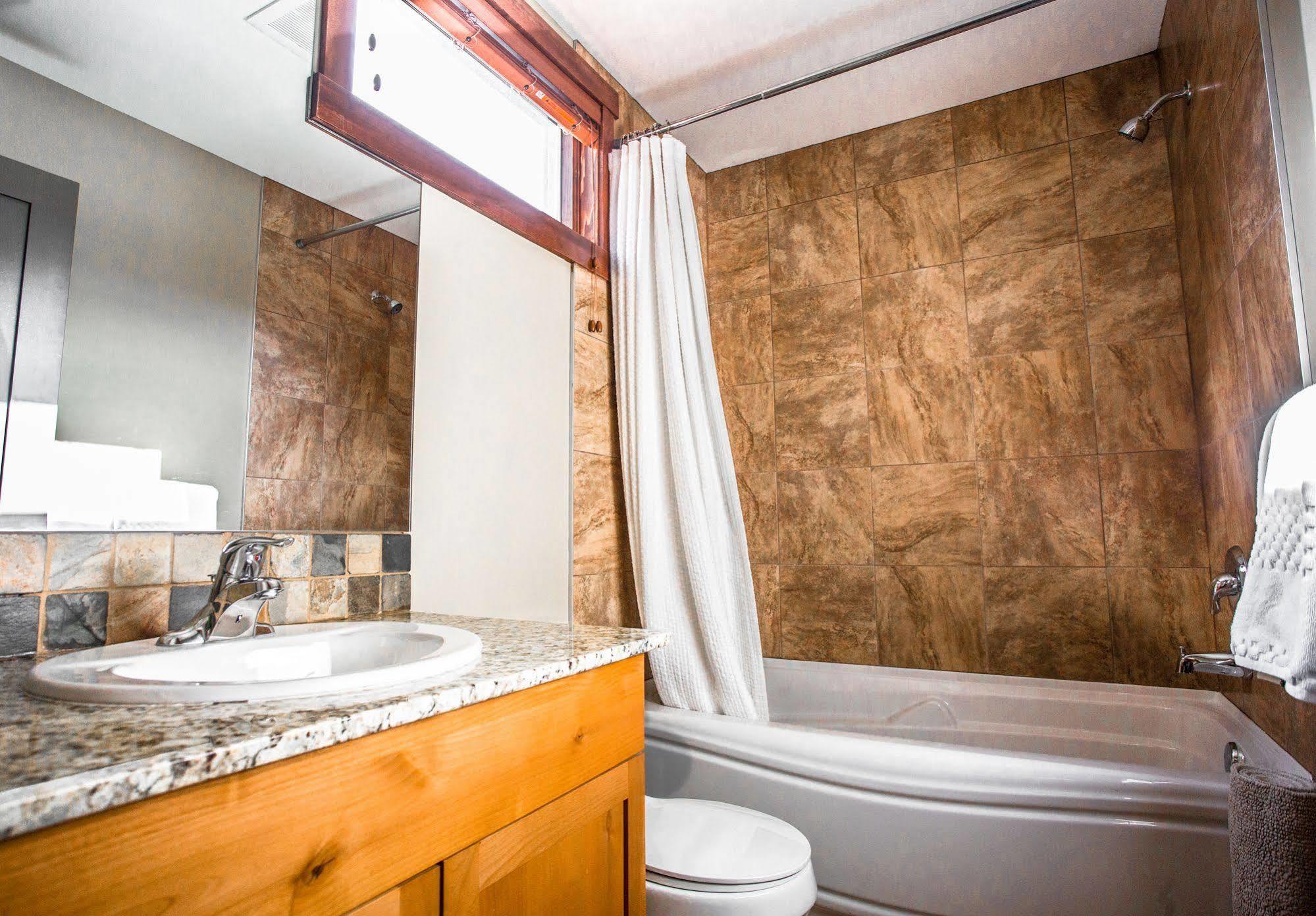 Bookcanmore Hotel 4*