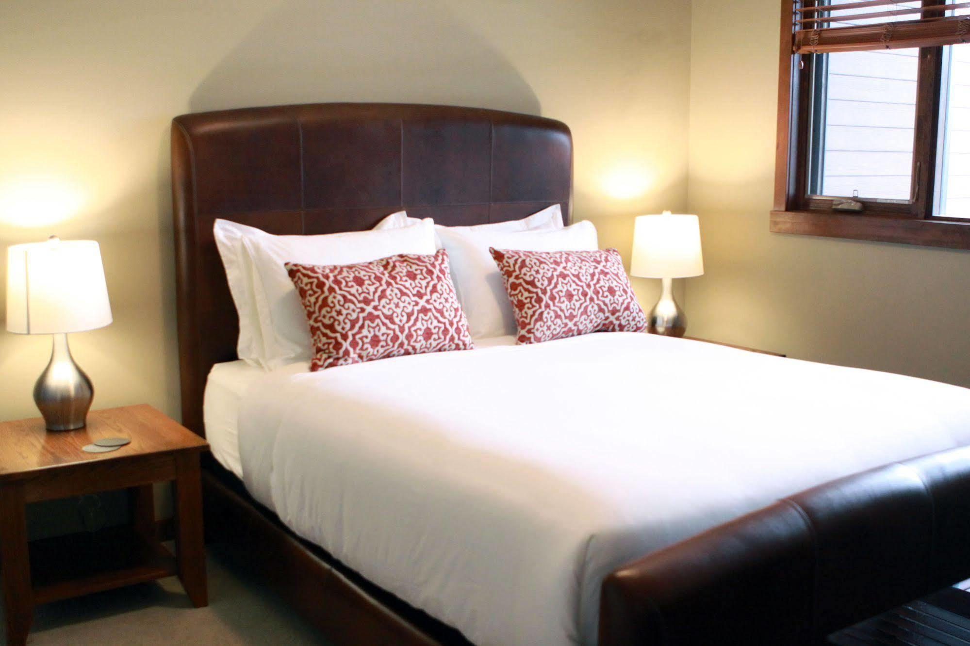 Bookcanmore Hotel