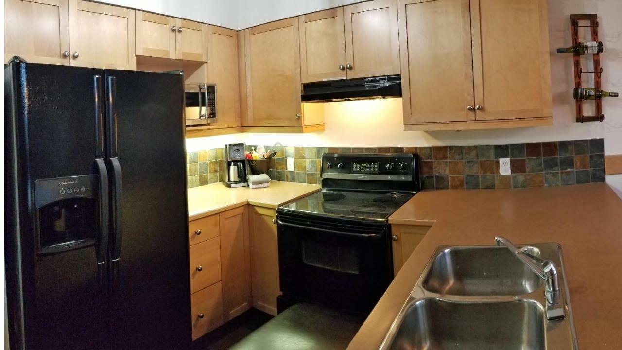 Downtown Loft, Mountain Views, Fireplace, Couple's Retreat, Walker's Paradise Canmore