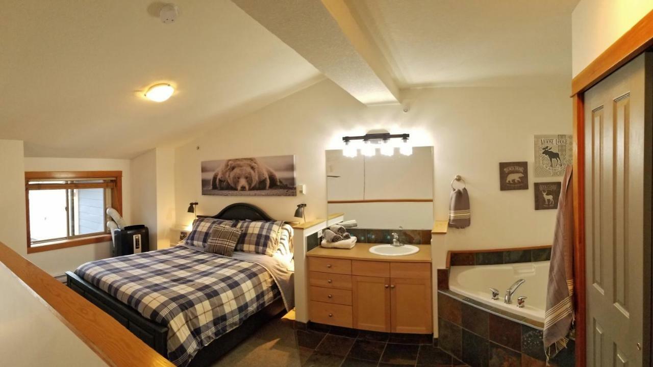 Downtown Loft, Mountain Views, Fireplace, Couple's Retreat, Walker's Paradise * Canmore