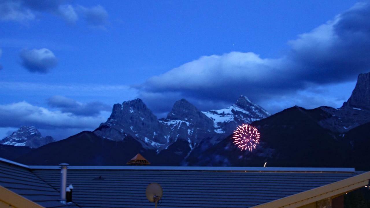 Downtown Loft, Mountain Views, Fireplace, Couple's Retreat, Walker's Paradise * Canmore