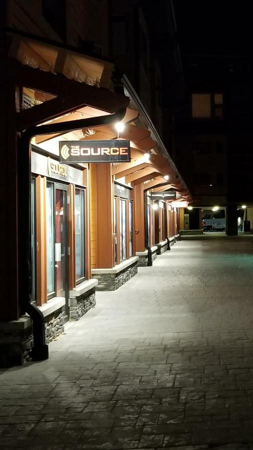 Downtown Loft, Mountain Views, Fireplace, Couple's Retreat, Walker's Paradise Apartment Canmore