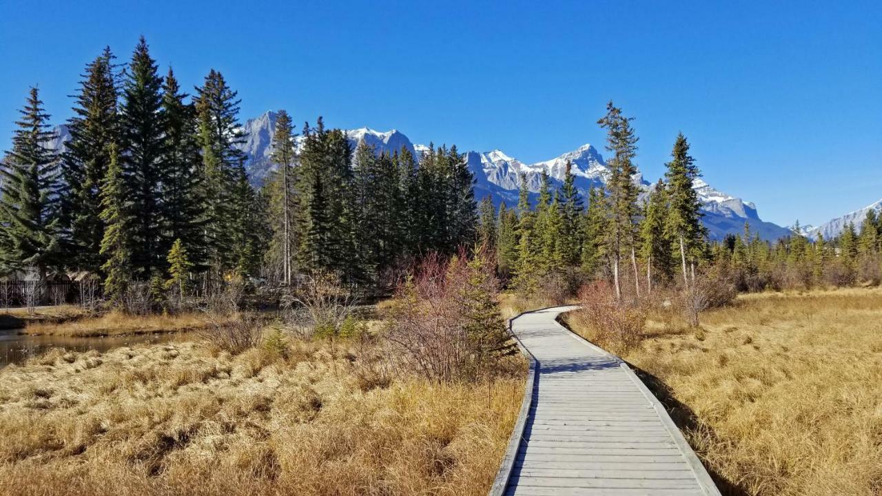 Downtown Loft, Mountain Views, Fireplace, Couple's Retreat, Walker's Paradise Apartment Canmore